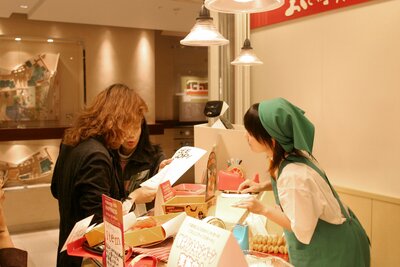 Free Shop taking place in the fast food restaurant Mameda, Tokyo in context of the exhibition Happiness, Mori Art Museum, 2003. 